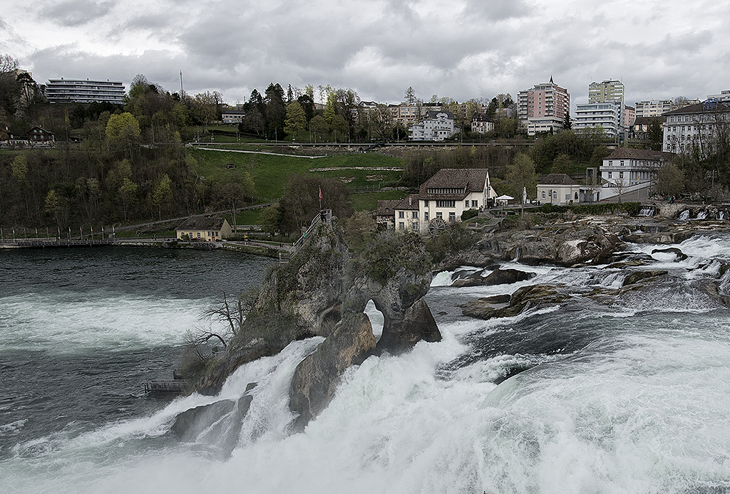 Tour Bodensee 03 - 2016_KA78848-1 Kopie.jpg - Es ist schon gewaltig ,wie die Wassermassen über die Felsen donnern. Das war dann auch unser letzter Tag vor der Heimreise. Um auch die anderen interessanten Orte am Bodensee bei schönem Wetter zu sehen, verlegen wir die nächste Tour mal in den Sommer.